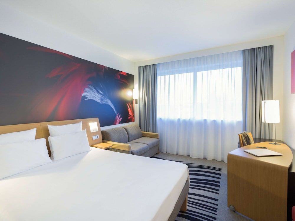 Habitación Superior - 1 cama doble y 1 sofá cama doble del hotel Novotel Poitiers Site Du Futuroscope. Foto 6