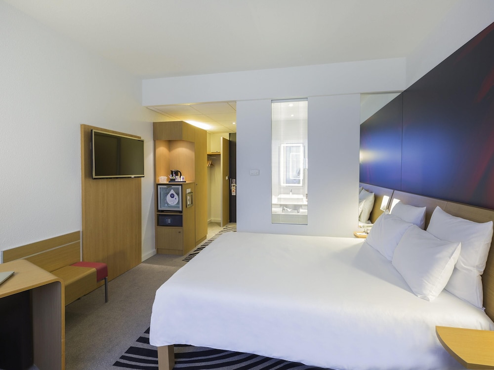 Habitación Superior - 1 cama doble y 1 sofá cama doble del hotel Novotel Poitiers Site Du Futuroscope. Foto 9