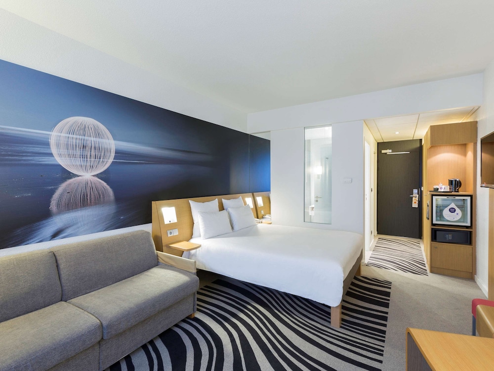 Habitación Superior - 1 cama doble y 1 sofá cama individual del hotel Novotel Poitiers Site Du Futuroscope. Foto 6