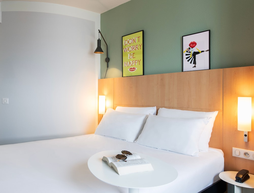 Habitación confort - 1 cama doble, 2 camas individuales del hotel IBIS RENNES CENTRE GARE SUD. Foto 1