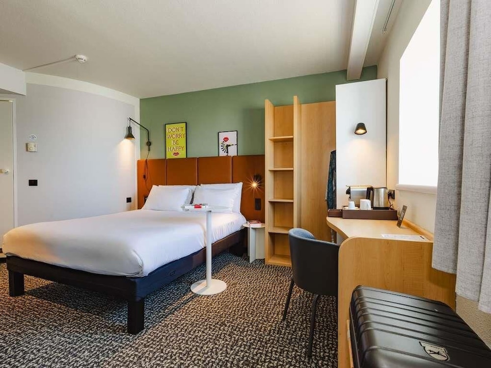 Habitación confort - 1 cama doble, 2 camas individuales del hotel IBIS RENNES CENTRE GARE SUD. Foto 7