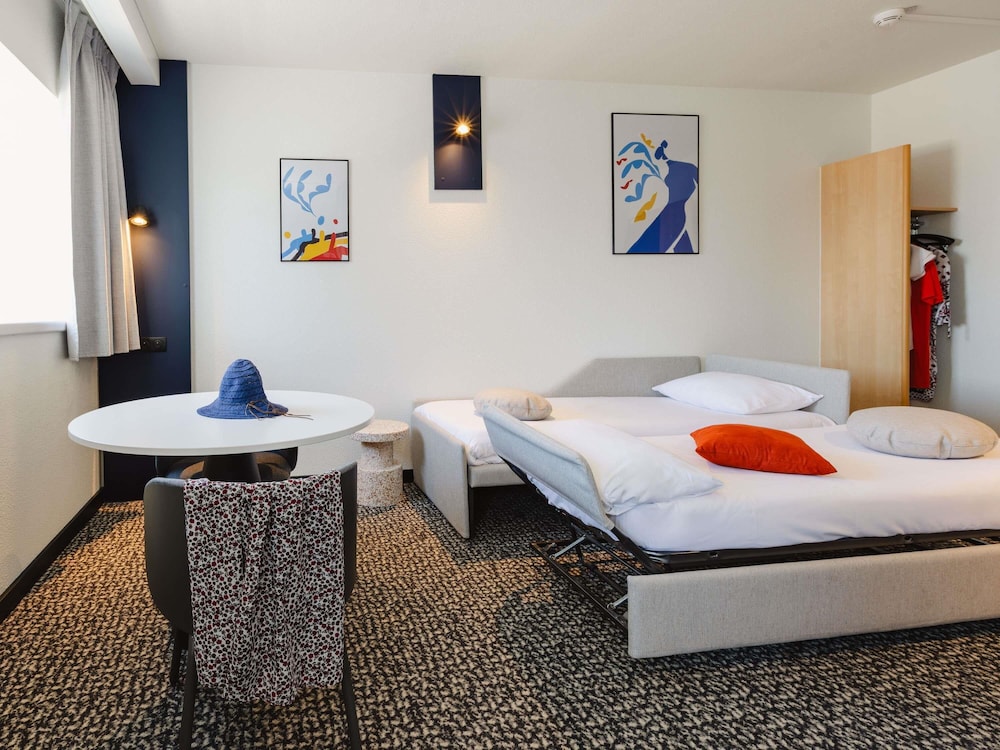 Habitación confort - 1 cama doble, 2 camas individuales del hotel IBIS RENNES CENTRE GARE SUD. Foto 8