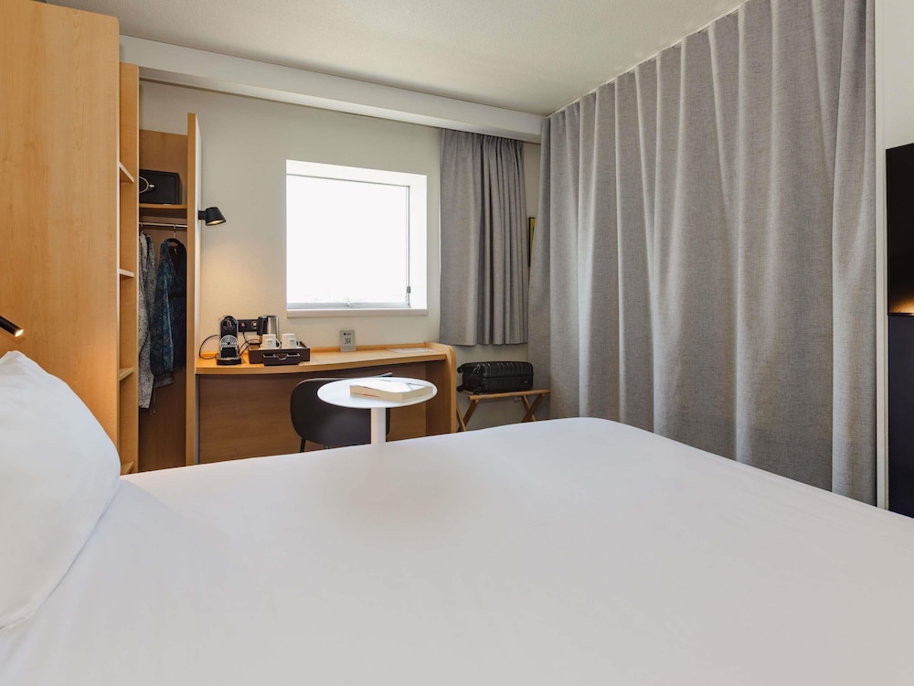 Habitación confort - 1 cama doble, 2 camas individuales del hotel IBIS RENNES CENTRE GARE SUD. Foto 9