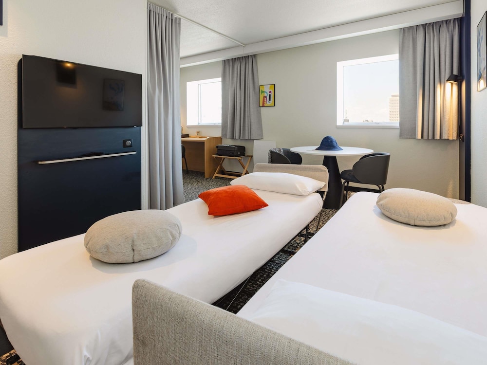 Habitación confort - 1 cama doble, 2 camas individuales del hotel IBIS RENNES CENTRE GARE SUD. Foto 10
