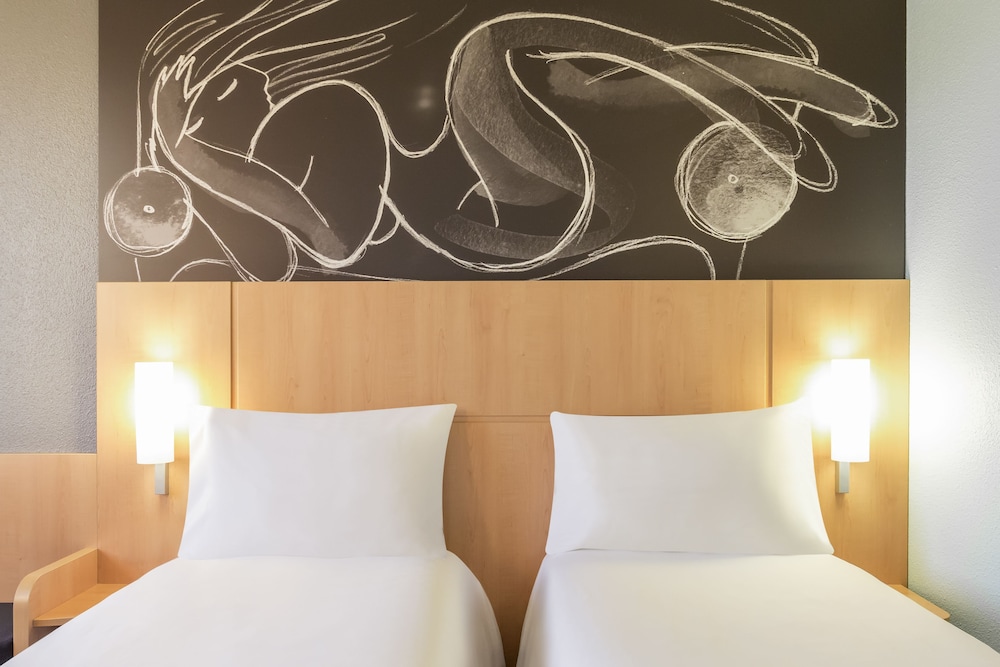 Habitación estándar con 2 camas individuales del hotel IBIS RENNES CENTRE GARE SUD. Foto 1