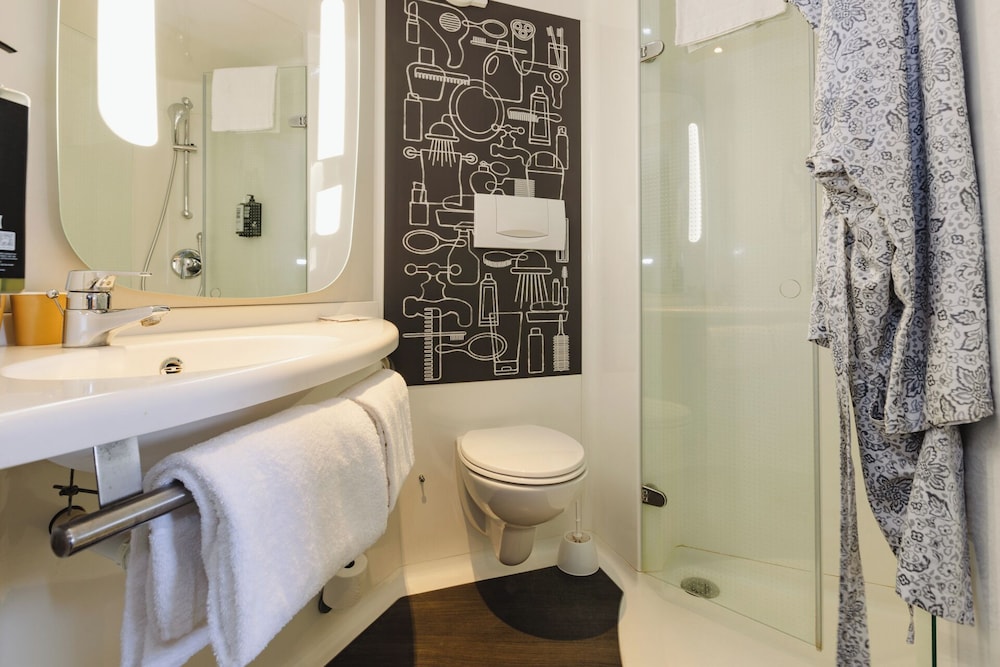 Habitación estándar con 2 camas individuales del hotel IBIS RENNES CENTRE GARE SUD. Foto 16