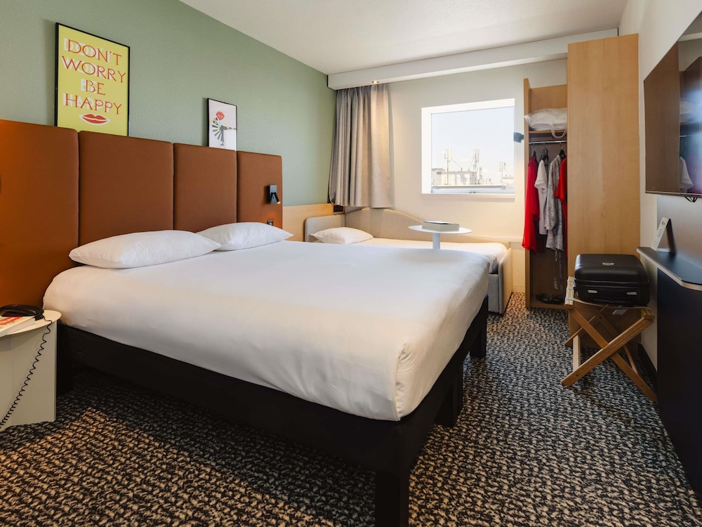 Habitación estándar con 1 cama doble y 1 cama individual del hotel IBIS RENNES CENTRE GARE SUD