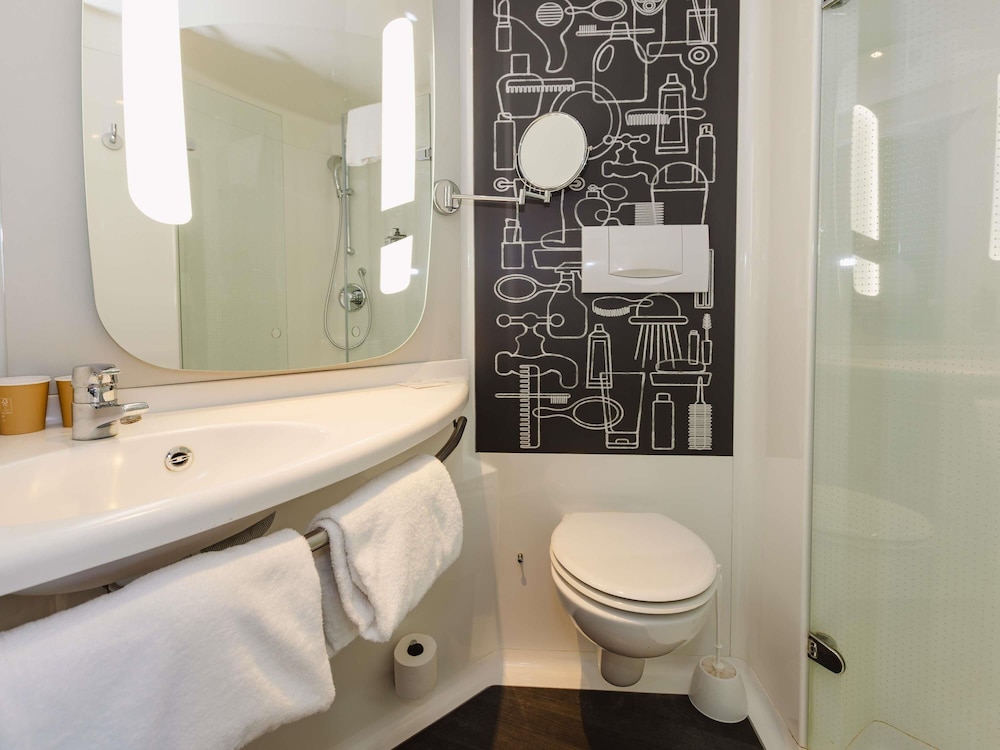 Habitación estándar con 1 cama doble y 1 cama individual del hotel IBIS RENNES CENTRE GARE SUD. Foto 4