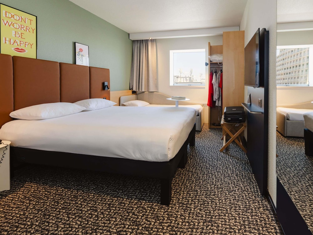 Habitación estándar con 1 cama doble y 1 cama individual del hotel IBIS RENNES CENTRE GARE SUD. Foto 5
