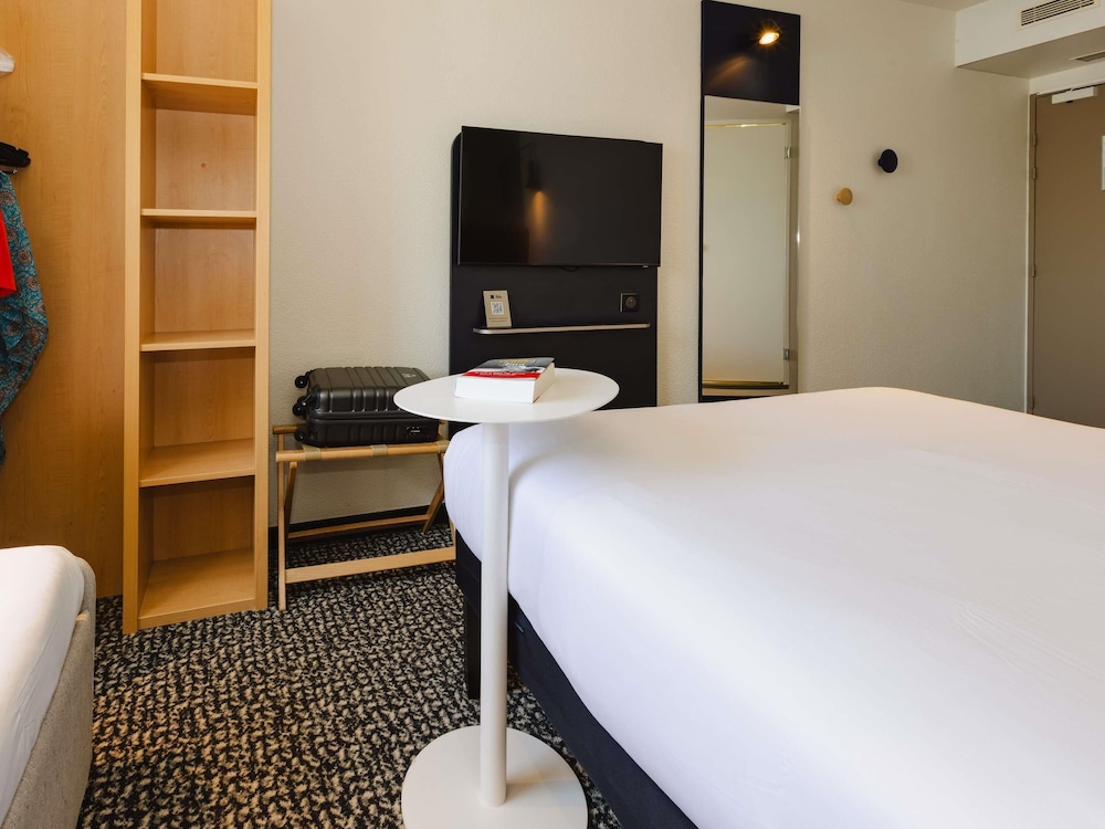 Habitación estándar con 1 cama doble y 1 cama individual del hotel IBIS RENNES CENTRE GARE SUD. Foto 7
