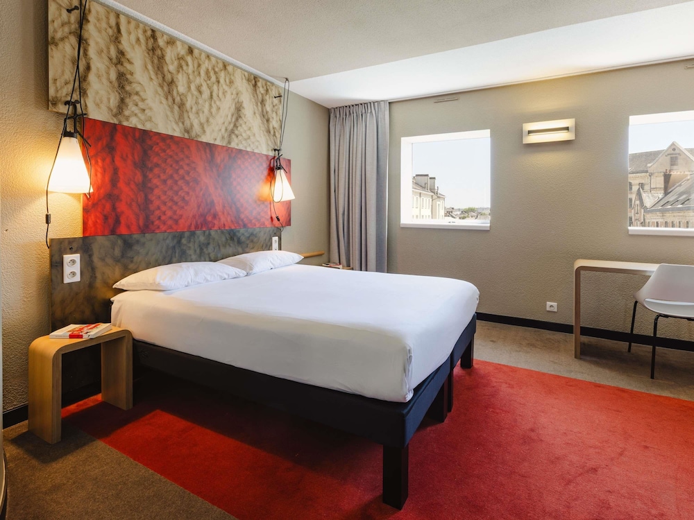 Habitación Estándar con 1 cama doble y 2 camas individuales del hotel IBIS RENNES CENTRE GARE SUD. Foto 1