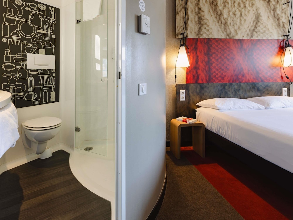 Habitación Estándar con 1 cama doble y 2 camas individuales del hotel IBIS RENNES CENTRE GARE SUD. Foto 4