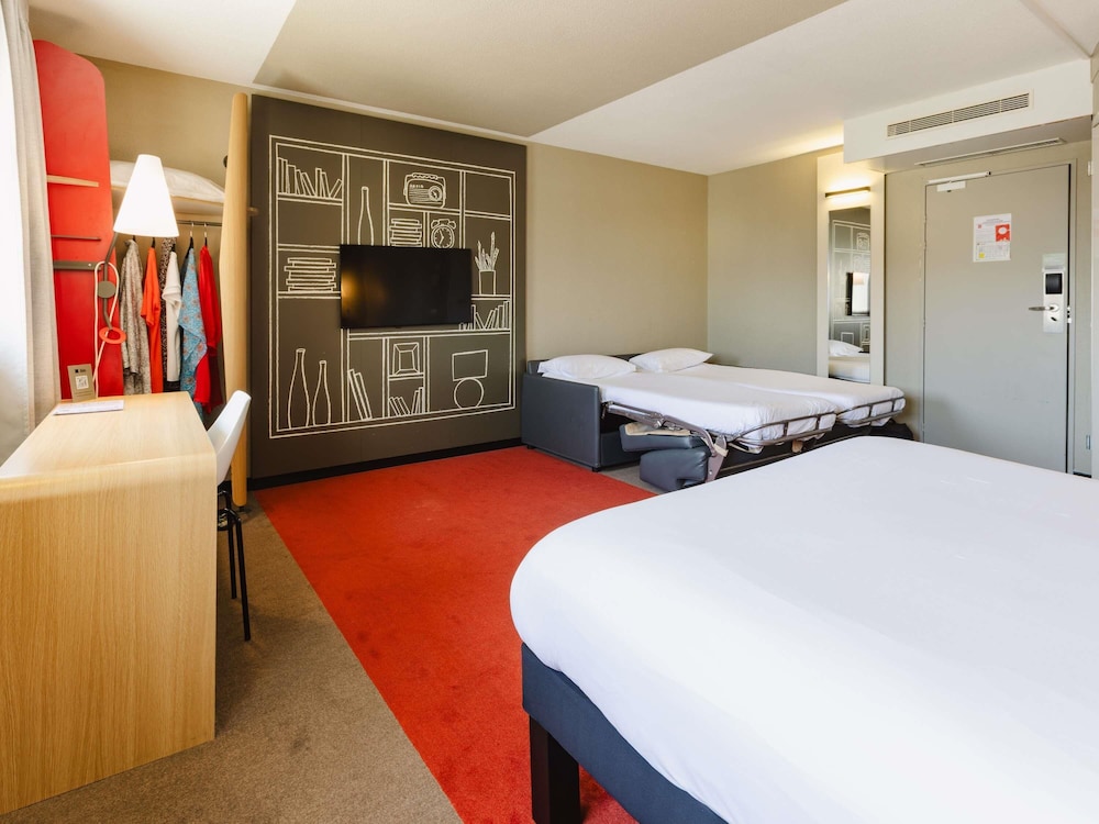 Habitación Estándar con 1 cama doble y 2 camas individuales del hotel IBIS RENNES CENTRE GARE SUD. Foto 5