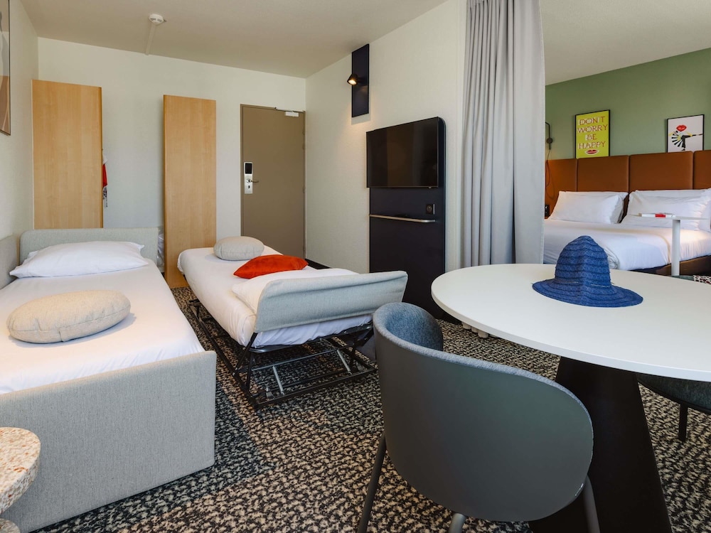 Habitación confort - 1 cama doble, 2 camas individuales del hotel IBIS RENNES CENTRE GARE SUD. Foto 20