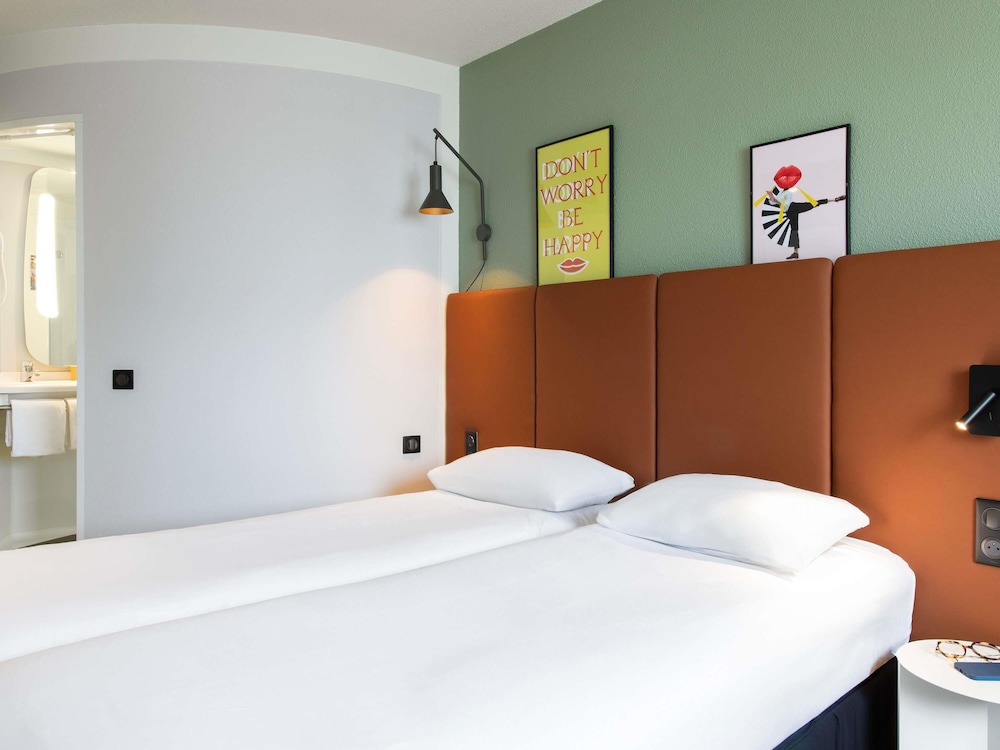 Habitación estándar con 2 camas individuales del hotel IBIS RENNES CENTRE GARE SUD. Foto 19