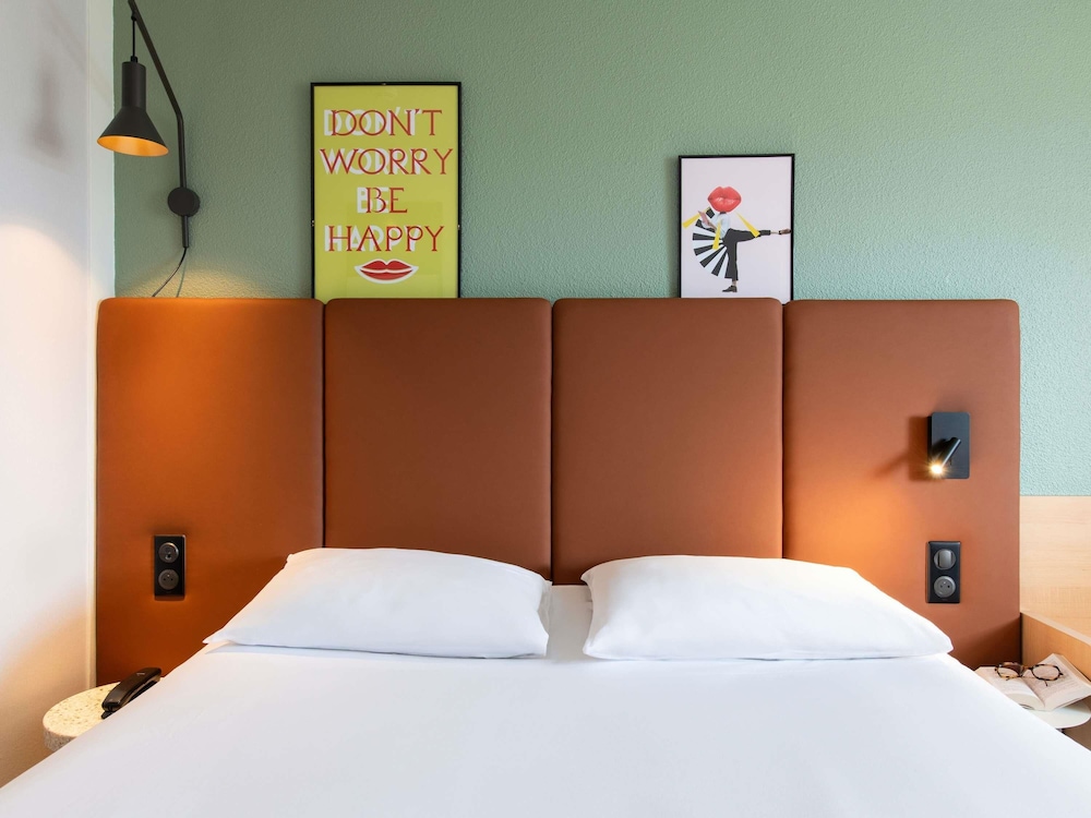 Habitación estándar con 1 cama doble y 1 cama individual del hotel IBIS RENNES CENTRE GARE SUD. Foto 13
