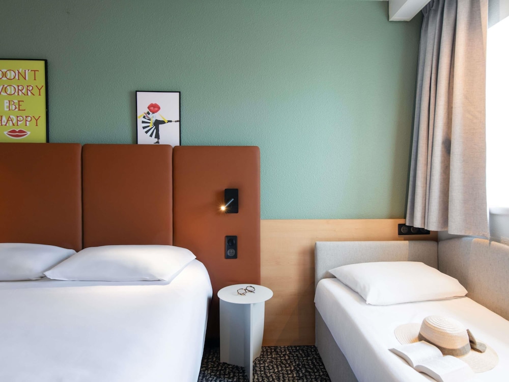 Habitación estándar con 1 cama doble y 1 cama individual del hotel IBIS RENNES CENTRE GARE SUD. Foto 15