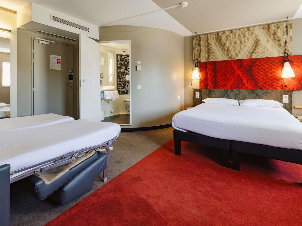 Habitación Estándar con 1 cama doble y 2 camas individuales del hotel IBIS RENNES CENTRE GARE SUD. Foto 11