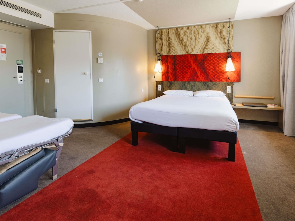 Habitación Estándar con 1 cama doble y 2 camas individuales del hotel IBIS RENNES CENTRE GARE SUD. Foto 12