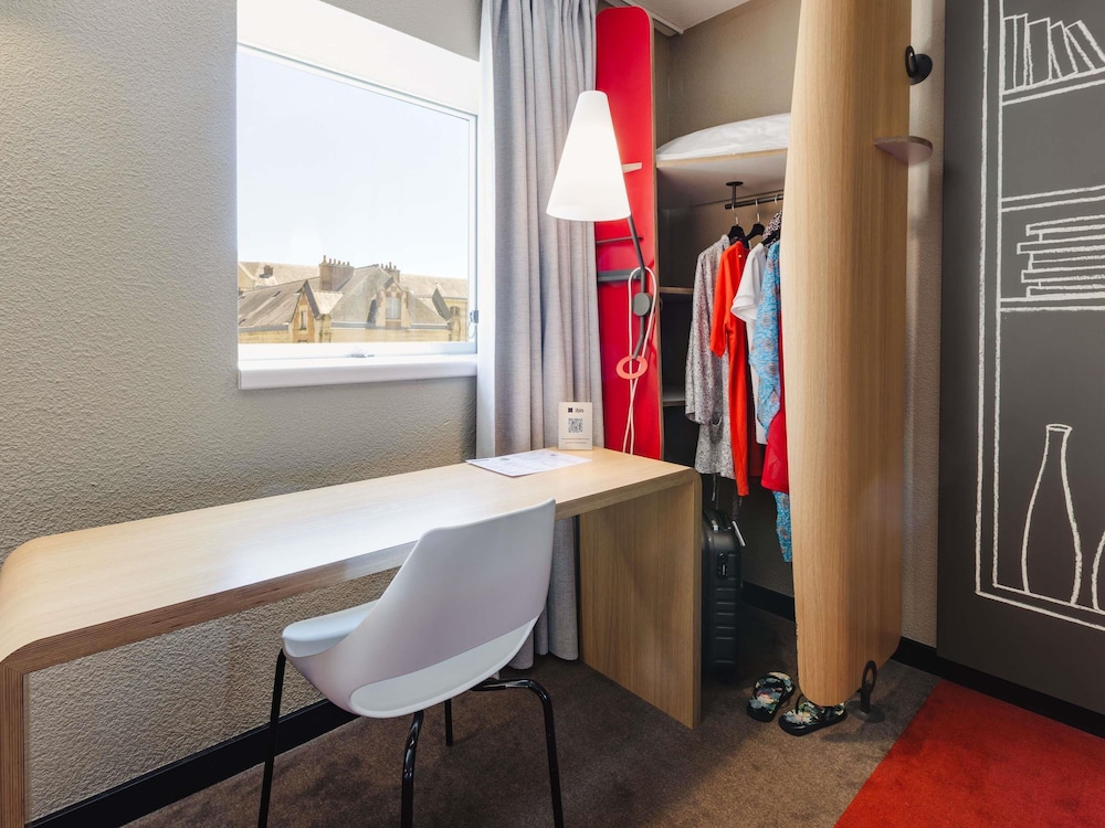 Habitación Estándar con 1 cama doble y 2 camas individuales del hotel IBIS RENNES CENTRE GARE SUD. Foto 13