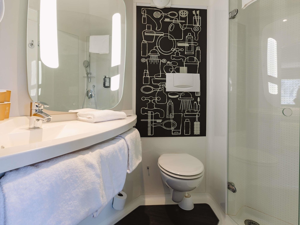 Habitación Estándar con 1 cama doble y 2 camas individuales del hotel IBIS RENNES CENTRE GARE SUD. Foto 14
