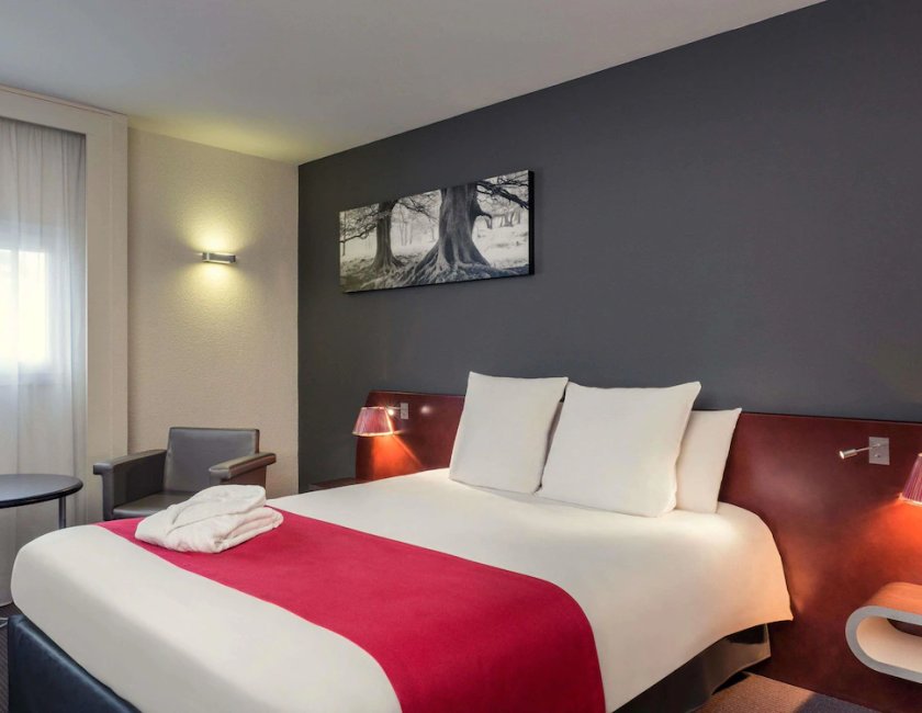 Habitación Privilege con una cama de gran tamaño del hotel Hotel Mercure Rennes Centro Estación. Foto 1
