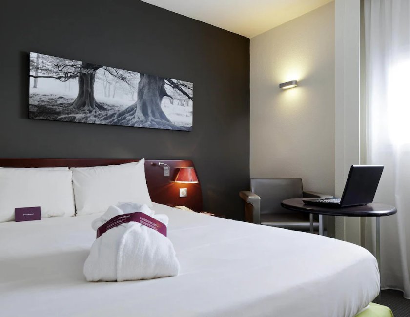 Habitación Privilege con una cama de gran tamaño del hotel Hotel Mercure Rennes Centro Estación. Foto 2