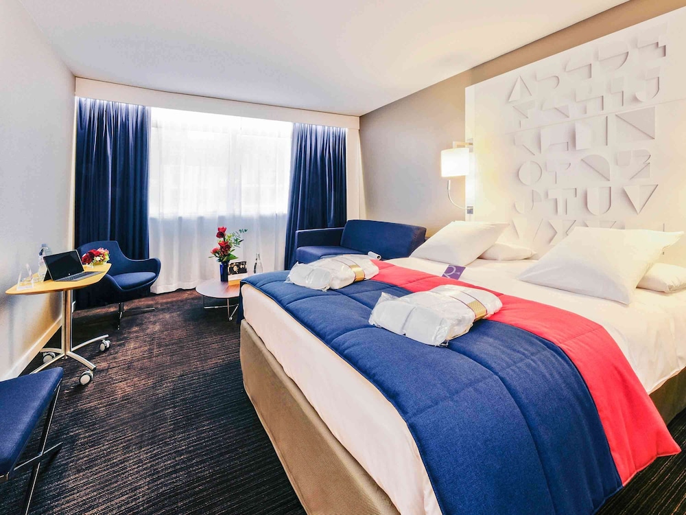 Habitación Privilegiada con vistas al jardín, 1 cama doble y 1 sofá del hotel Mercure Rennes Centre Parlement. Foto 1