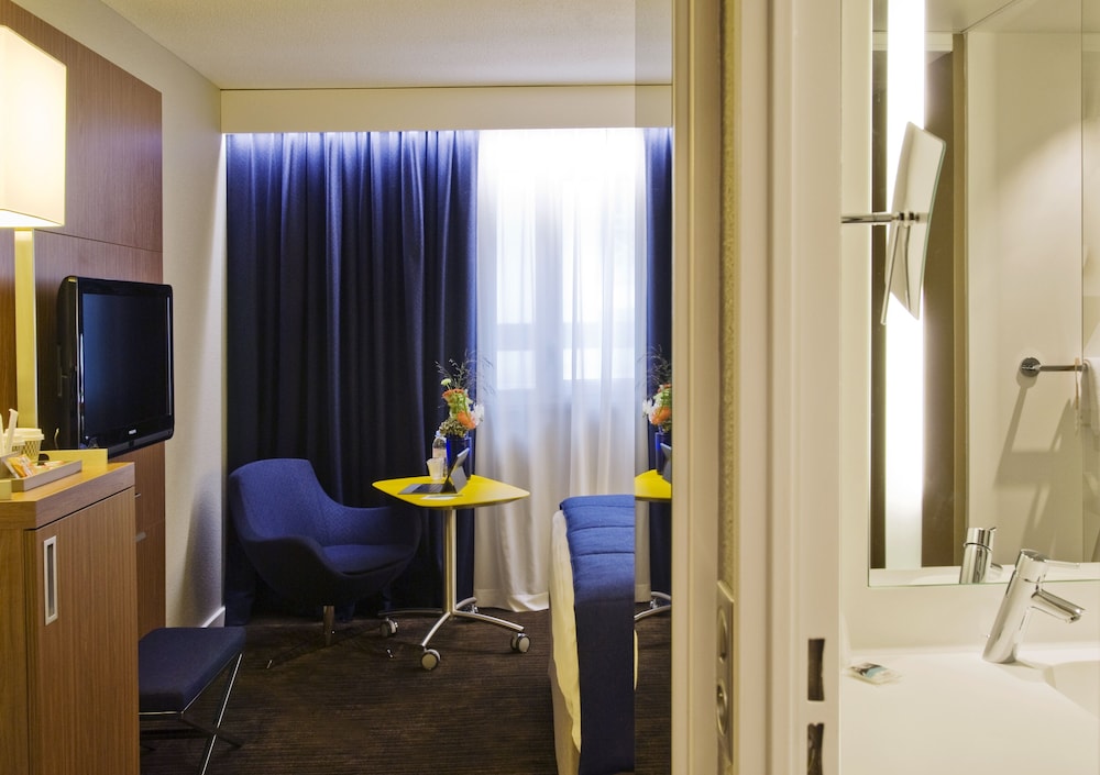 Habitación Privilegiada con vistas al jardín, 1 cama doble y 1 sofá del hotel Mercure Rennes Centre Parlement. Foto 2