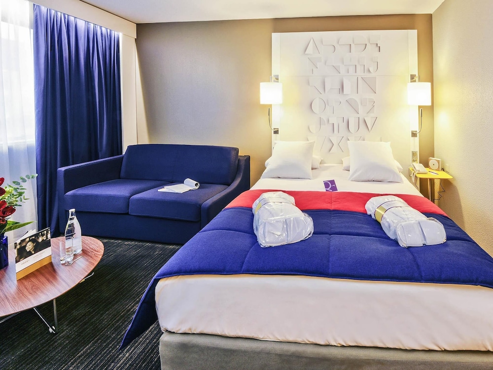 Habitación Privilegiada con vistas al jardín, 1 cama doble y 1 sofá del hotel Mercure Rennes Centre Parlement. Foto 3