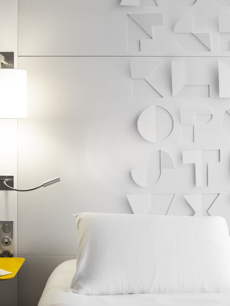 Habitación estándar con 2 camas individuales del hotel Mercure Rennes Centre Parlement. Foto 1