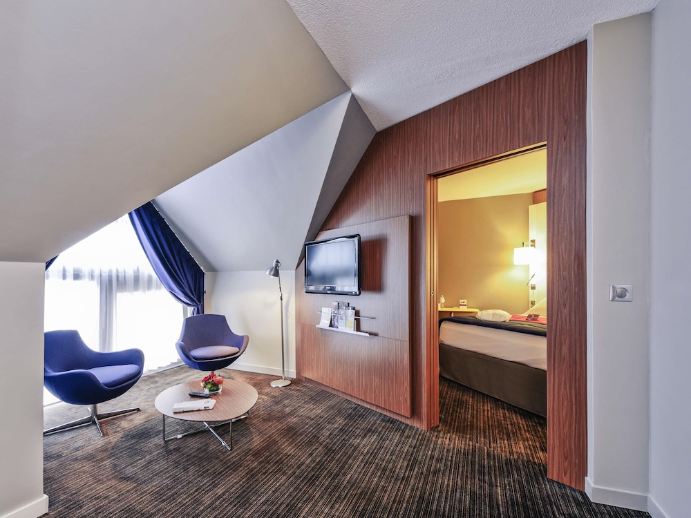 Suite Superior con 1 cama King Size y 1 sofá del hotel Mercure Rennes Centre Parlement. Foto 1