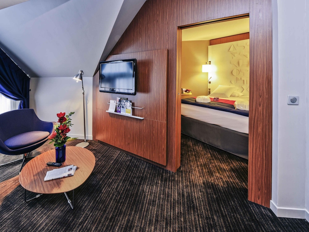 Suite Superior con 1 cama King Size y 1 sofá del hotel Mercure Rennes Centre Parlement. Foto 2