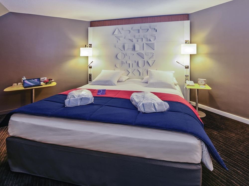 Suite Superior con 1 cama King Size y 1 sofá del hotel Mercure Rennes Centre Parlement. Foto 3