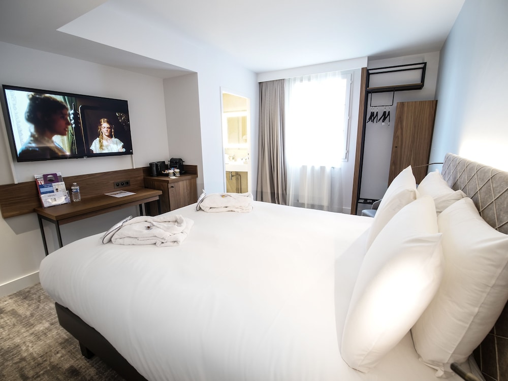 Habitación de categoría superior con una cama doble del hotel Mercure Rennes Place Bretagne. Foto 1