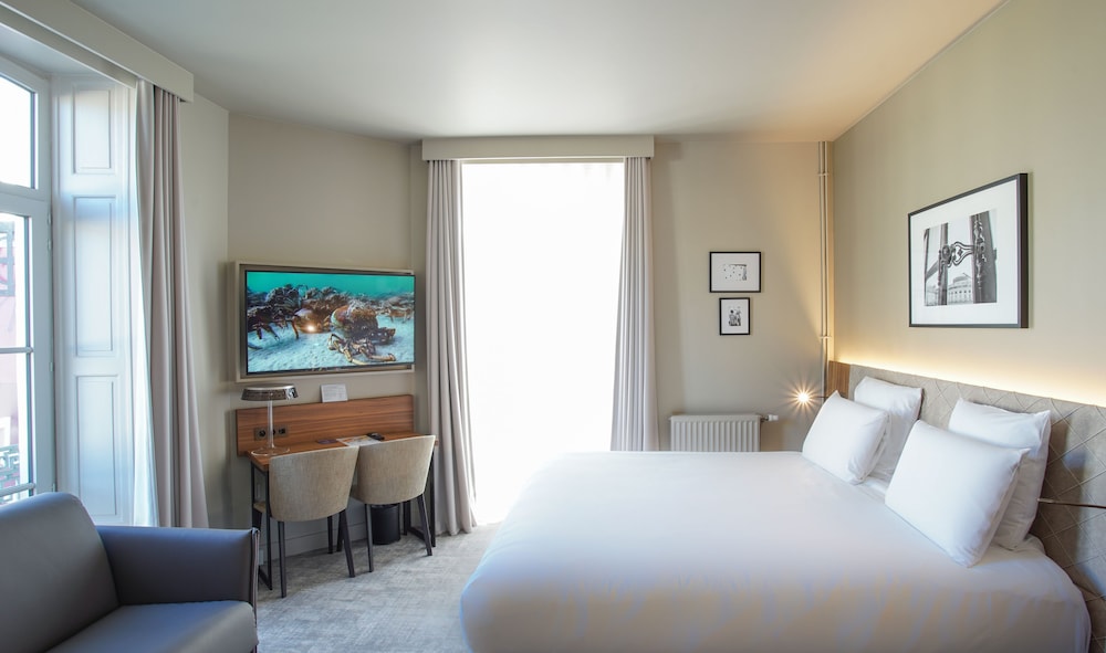 Habitación de categoría superior con una cama doble del hotel Mercure Rennes Place Bretagne. Foto 3