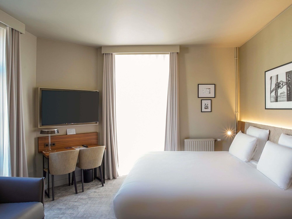 Habitación de categoría superior con una cama doble del hotel Mercure Rennes Place Bretagne. Foto 4