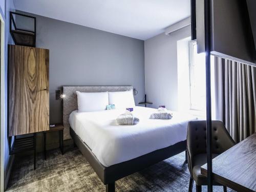 Suite familiar con una cama doble y 2 camas individuales del hotel Mercure Rennes Place Bretagne