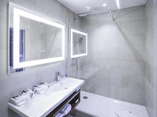 Suite familiar con una cama doble y 2 camas individuales del hotel Mercure Rennes Place Bretagne. Foto 1