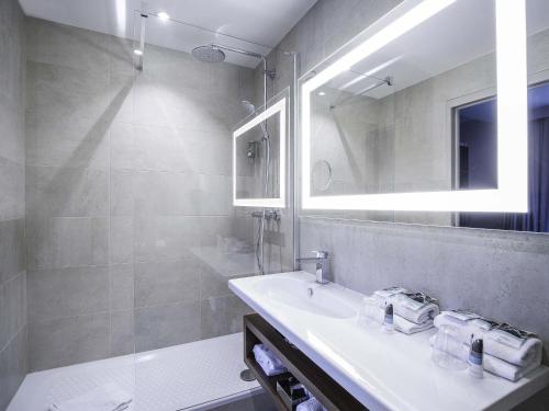 Suite familiar con una cama doble y 2 camas individuales del hotel Mercure Rennes Place Bretagne. Foto 2