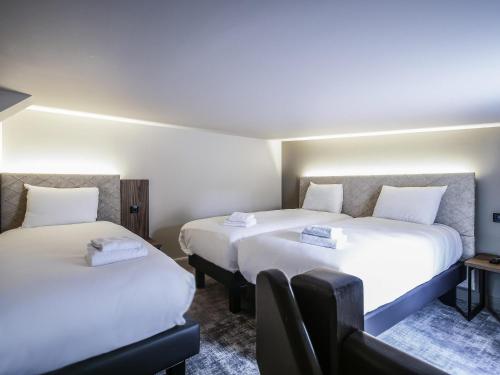 Suite familiar con una cama doble y 2 camas individuales del hotel Mercure Rennes Place Bretagne. Foto 3