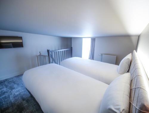 Suite familiar con una cama doble y 2 camas individuales del hotel Mercure Rennes Place Bretagne. Foto 4