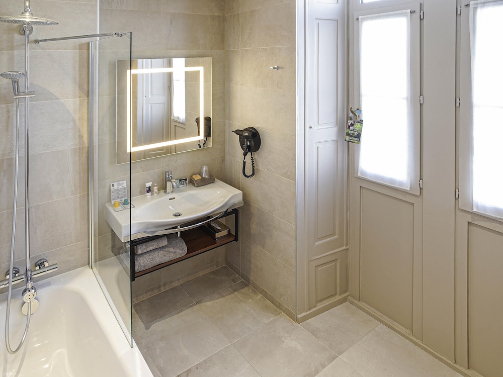 Habitación de categoría superior con una cama doble del hotel Mercure Rennes Place Bretagne. Foto 12