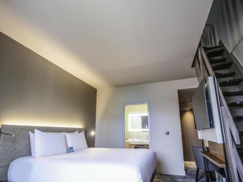 Suite familiar con una cama doble y 2 camas individuales del hotel Mercure Rennes Place Bretagne. Foto 5