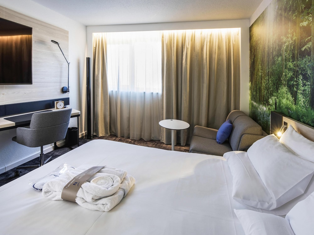 Habitación Superior con 1 cama queen size y 1 sofá del hotel Novotel Rennes Alma. Foto 11