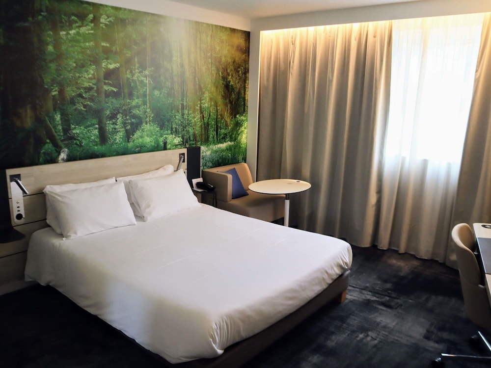 Habitación Superior PRM con cama queen size del hotel Novotel Rennes Alma