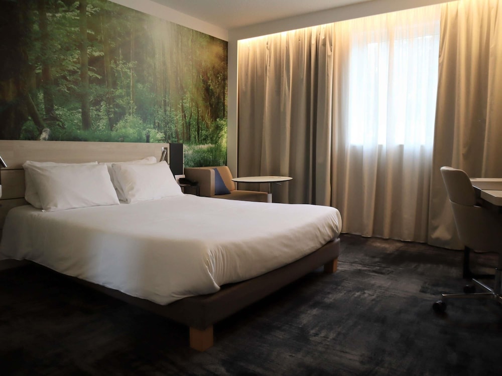 Habitación Superior PRM con cama queen size del hotel Novotel Rennes Alma. Foto 3