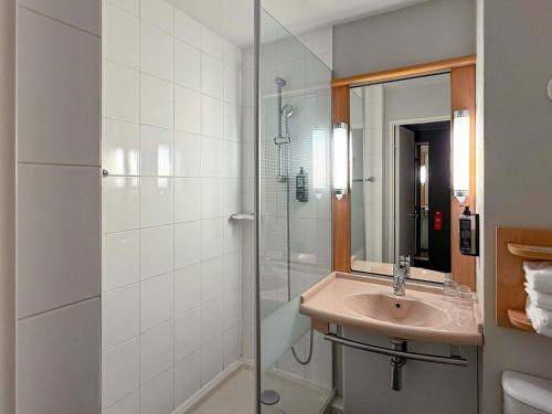 Habitación Estándar - 1 cama doble y 1 individual del hotel IBIS RENNES CESSON. Foto 7