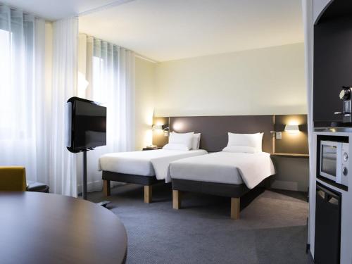 Suite Superior con cama doble y 2 camas individuales del hotel Novotel Suites Paris CDG Airport Villepinte
