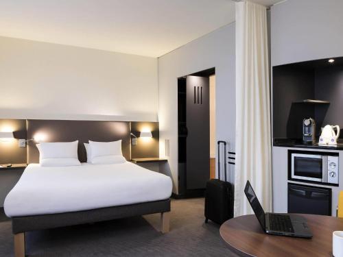 Suite Superior con cama doble y sofá cama del hotel Novotel Suites Paris CDG Airport Villepinte. Foto 3